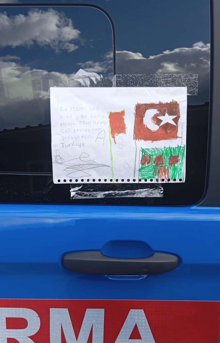 Bir cumartesi görevi daha  sabah sabah  karşılaştıgıma bak helal sana çocuk sevgin karşılıklı bizde seni  seviyoruz.