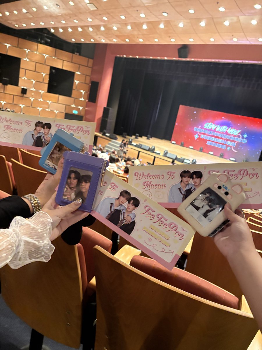 เช็คปิ้ปปป

STAY WITH YOU TEETEEPOR 1st Fanmeeting in MACAU
#teeteeporfanmeetinginmacau