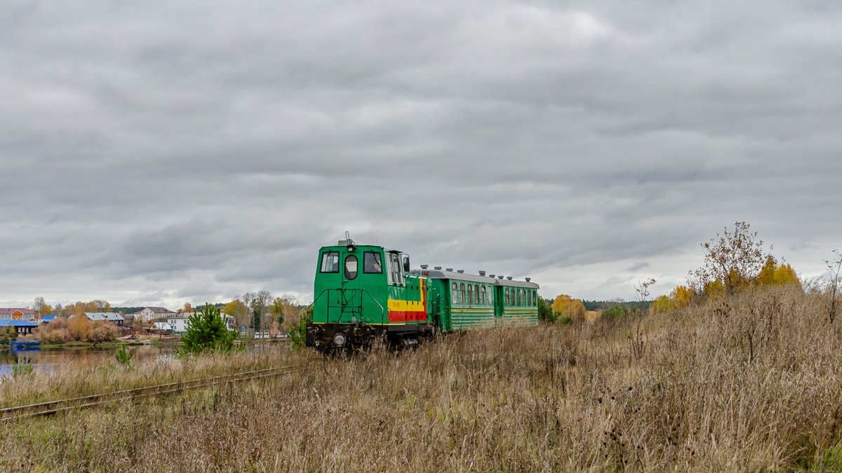 Тепловоз ТУ7А-3367 с пассажирским поездом, Алапаевская УЖД, Свердловская область, 04.10.2025. Diesel locomotive TU7A-3367 with a passenger train, Alapayevsk narrow-gauge railway in Sverdlovsk Oblast, 04.10.2025. Photo: Pavel Korshunov. #Russia #TU7 #ужд #узкоколейка #narrowgauge