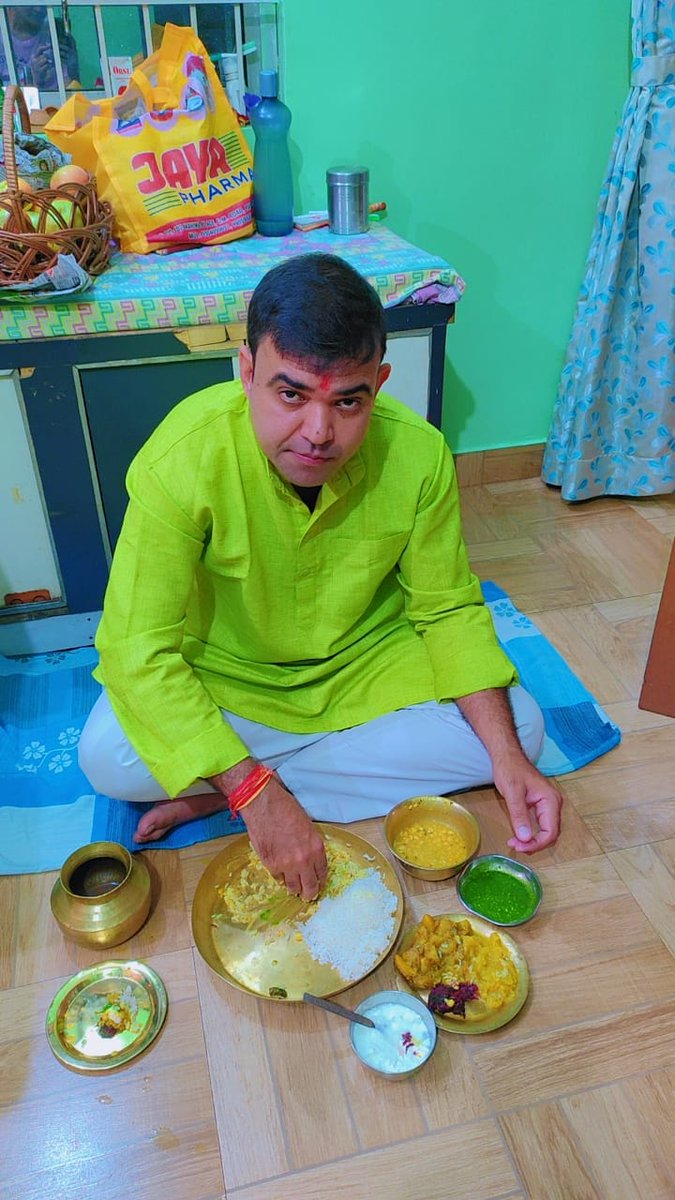 ashushrey's tweet photo. छठी मैया और भगवान सूर्य की कृपा सभी पर अनवरत बरसती रहे, सुख, समृद्धि और सौभाग्य का दीप सर्वदा देदीप्यमान रहे, सबका मंगल व कल्याण हो, यही प्रार्थना है। जय छठी मैया! आप सभी को आस्था,पवित्रता व सूर्य उपासना के महापर्व छठ पूजा के प्रथम दिन नहाय खाय की हार्दिक शुभकामनाएं।🙏
#छठी_मैया https://t.co/r9CTUumZhb