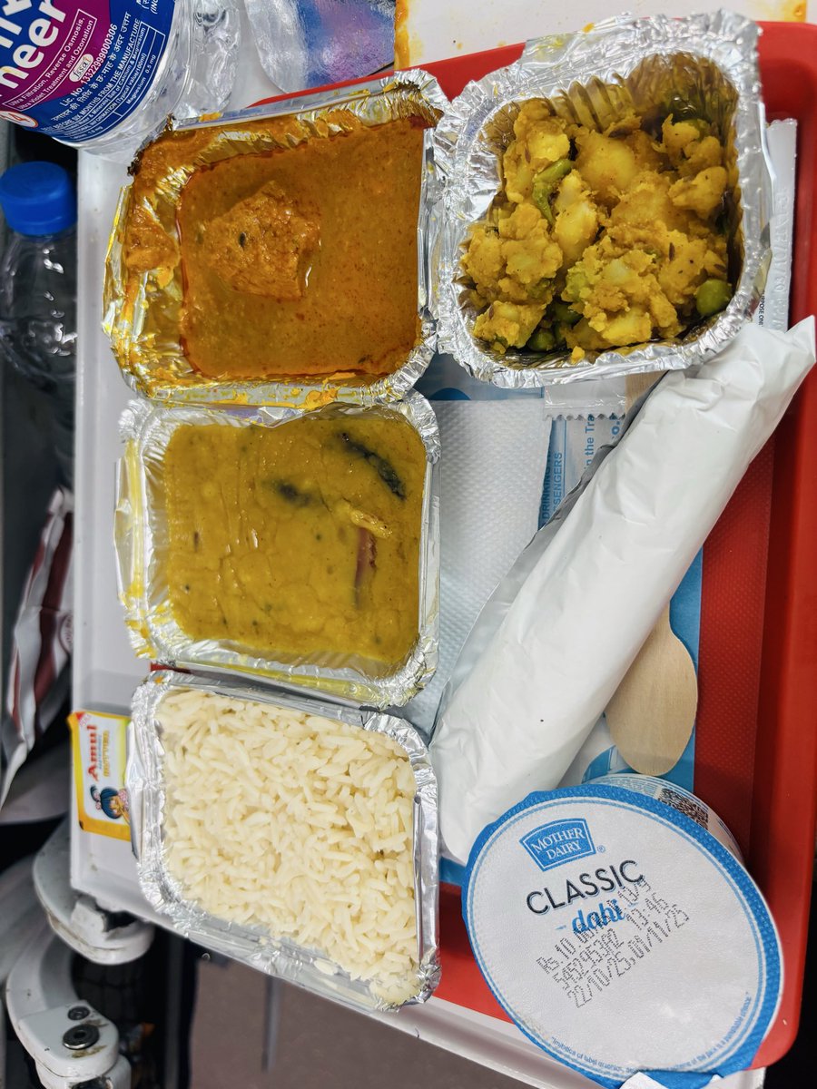 krishna_ro7's tweet photo. What a service privide irctc 
Lunch privided by irctc @indianrail @RailMinIndia @DelhiRail vandeh bharat https://t.co/PTFldMqS8k