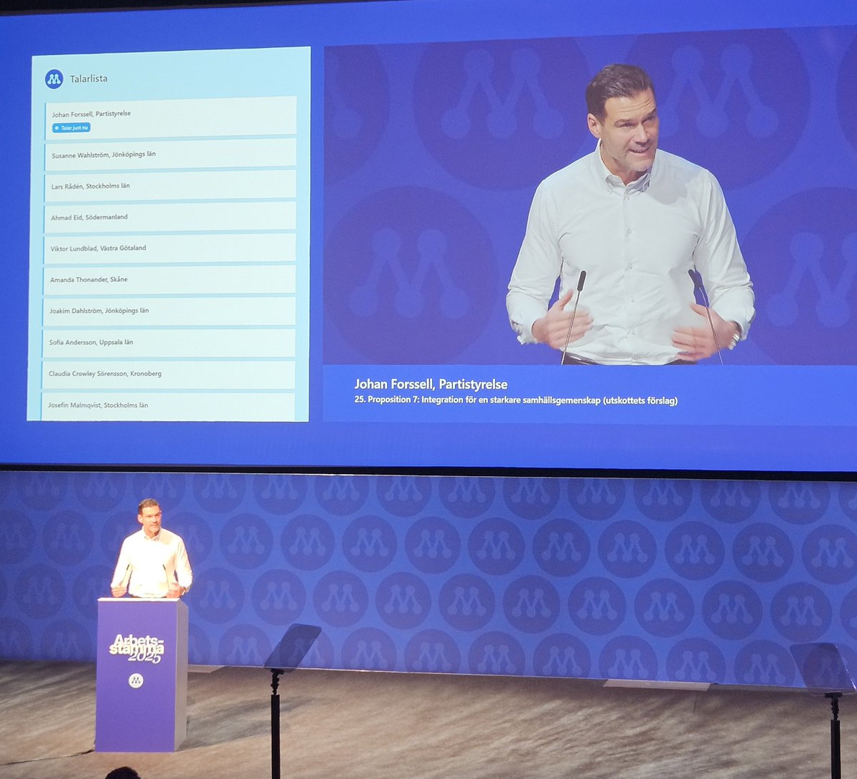 Migrationsminister <a href="/JohanForssell/">Johan Forssell</a> inleder vår proposition "Intrgration för em starkare samhällsgemenskap". Tydliga krav och förväntningar, men också ett välkomnande till gemenskap i Sverige. 
#Arbetsstämma #Arbetsstämma2025 #Moderaterna #Sverigekontraktet