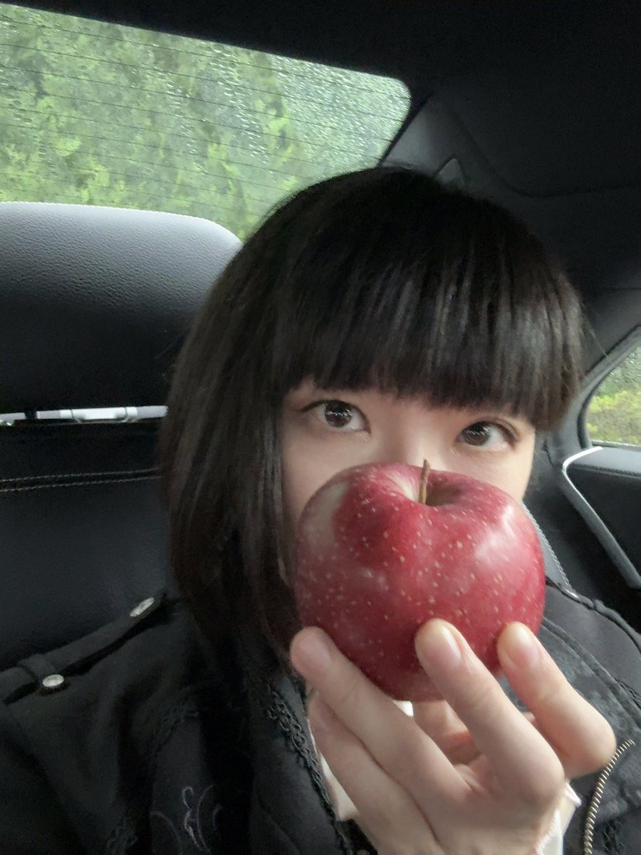 会津松平家14代保久さまと、ようやくきちんとお会い出来ました💗
歴史には詳しくなくとも代々の血筋を背負って生きるという重みは分かりますよね。すごいなー。
日本酒あれこれ呑んだ後は盆踊りを全員で踊り(振り付け覚えました！)、抽選のリンゴも当たってルンルンです🍎