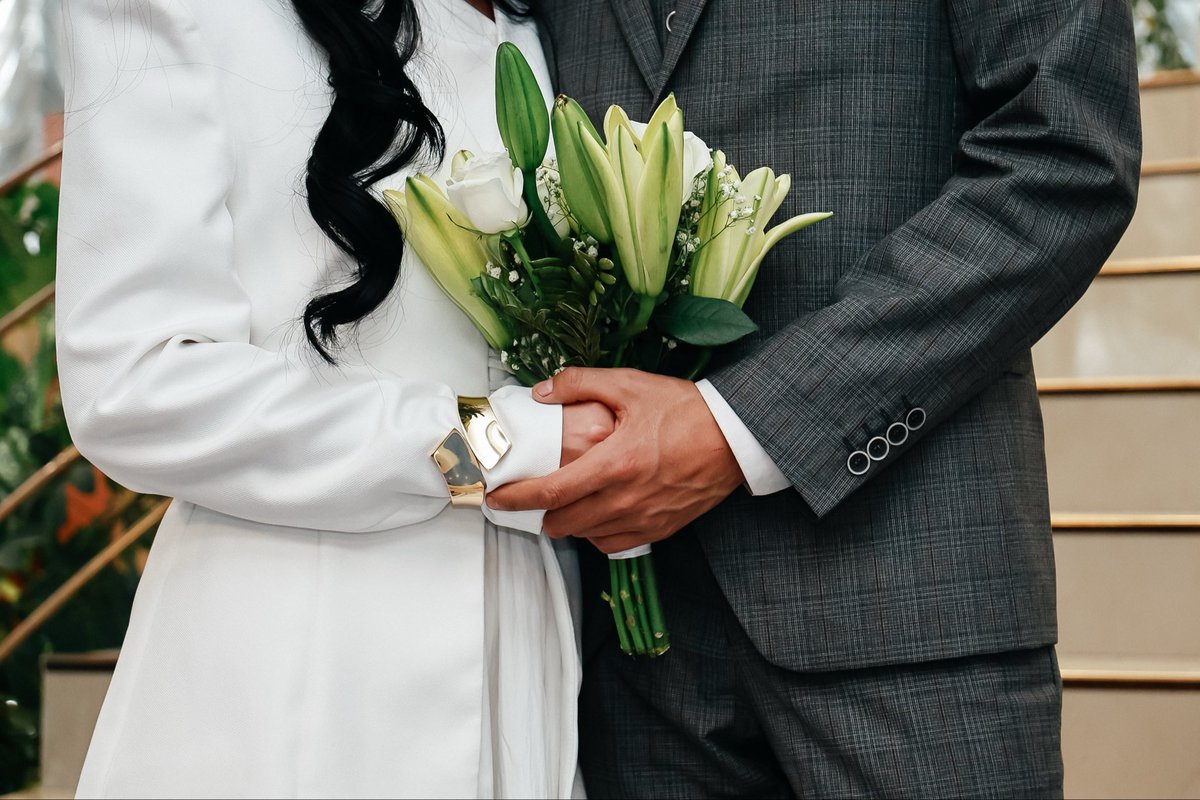 👰🏻‍♀️🤵🏻