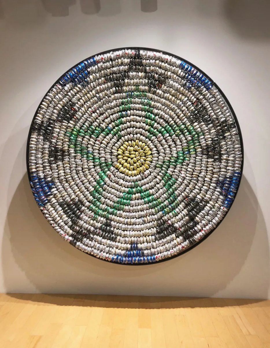 Gerald Clarke Jr. no ve una lata vacía. Ve historia y una nueva forma de narrarla.
Este artista convierte las #LatasdeBebidas recicladas en obras que hablan de identidad, memoria y territorio.
Porque las latas, como el arte, nunca son solo lo que parecen. 😉