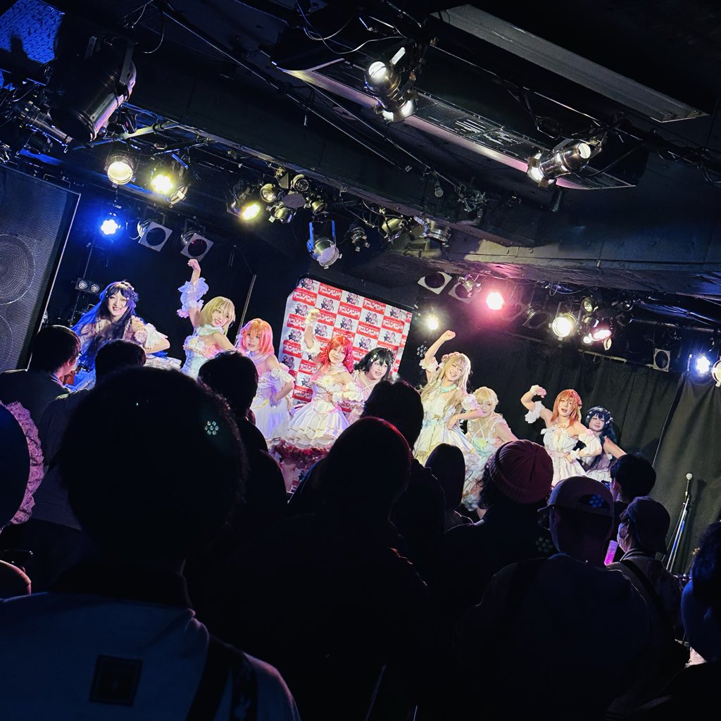 anison_undo's tweet photo. 4. アル女学校スクールアイドル部
全員お姫様かと思うくらい髪の毛までキラッキラで可愛いμ'sコピユニさん🥹✨
定番の楽曲から今の季節にぴったりなDancing stars on meなど選曲！！
μ'sへの愛が伝わってきます❣️ https://t.co/4s9wMMbUm6