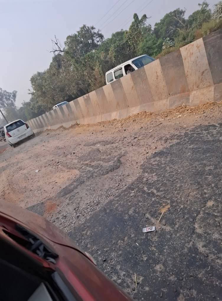 ये है दिल्ली सहारनपुर हाईवे NH709B क्या वर्तमान सांसद का दायित्व नही बनता के इसके लिए आवाज उठाई जाए। जनता टोल दे रही हैं। टोल की लूट जारी है। चल बजरी पर रहे हैं। जनता से अनुरोध है कि टोल देना बंद करे। आवाज उठाओ तभी कुछ होगा नही जिनको चुना है, वो सब मलाई खा रहे है। लूट जनता रही है