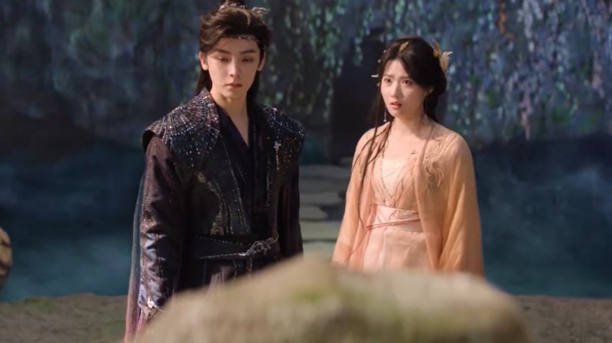 The ex-husband era has arrived.
Not Ji Bozai dragging Ming Yi to the divine divorce court, forcing a divorce on her, and then stalking his ex-wife and protecting her against her evil sasaeng.
#LoveInTheClouds #HouMinghao #LuYuxiao