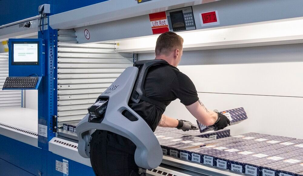Logisticsinnov1's tweet photo. Mit Grips zur Stelle: 

Robotik-Anbieter #germanbionic  präsentiert auf der diesjährigen A+A–Weltleitmesse für Arbeitsschutz, Arbeitssicherheit und Ergonomie ein neues KI-gestütztes Exoskelett namens «Exia». Laut Unternehmens-Angaben das weltweit erste ...
https://t.co/lEg2W1JcTE https://t.co/BQkbHLLr8n