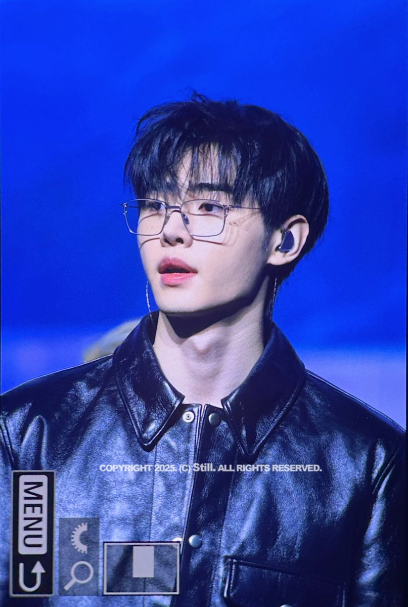 hourly_sh's tweet image. sunghoon down hair with glasses today’s sc ♡