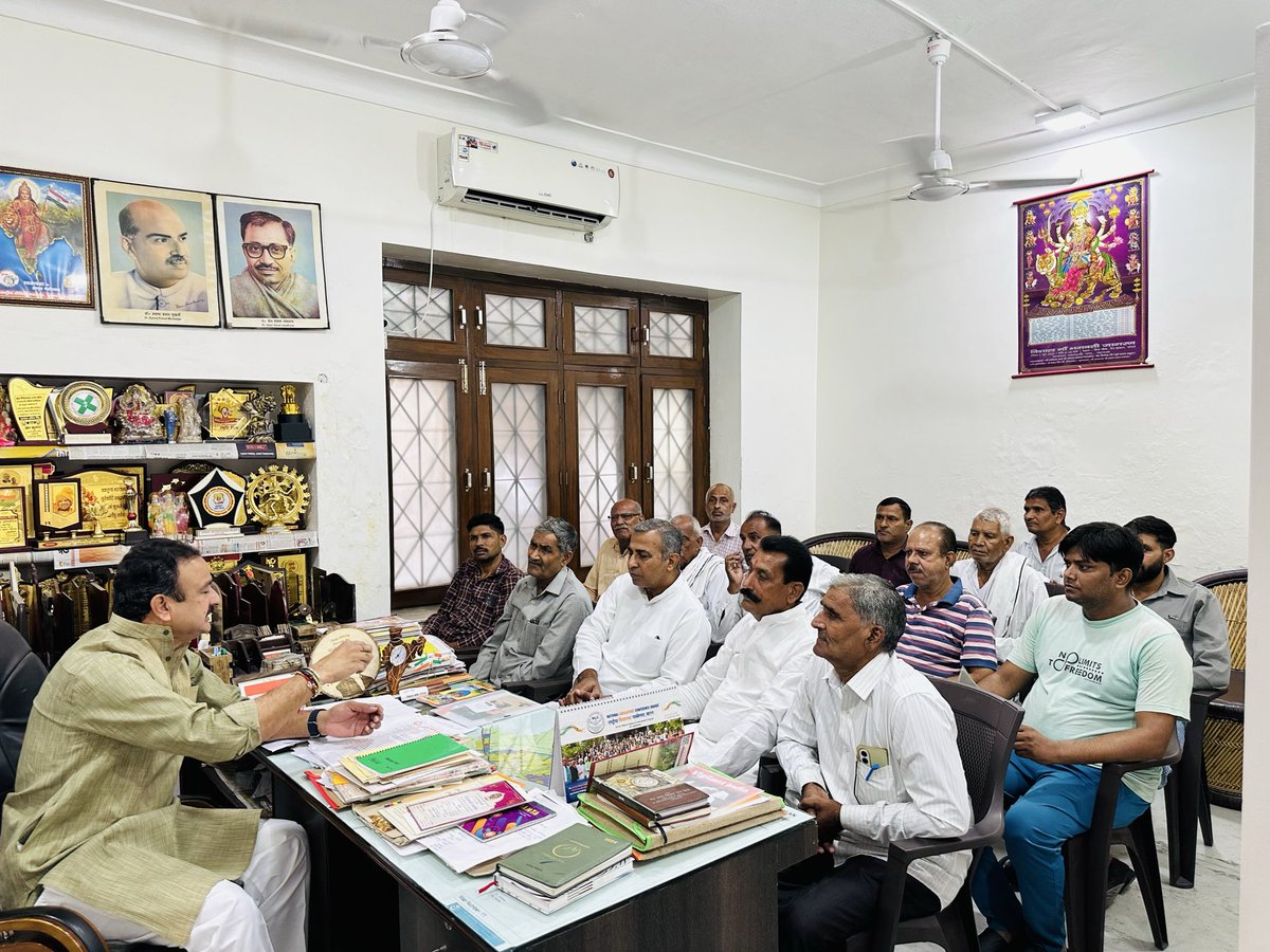 जन कल्याण के उद्देश्य और जन जन के विश्वास का जनता दर्शन🙏🌺

जन समस्याओं के निराकरण को प्राथमिकता देते हुए आज आवास जनता दर्शन पर पधारे क्षेत्रवासियों की समस्याओं को सुना एवं संबंधित अधिकारियों को उनके त्वरित निराकरण हेतु निर्देशित किया..

#MLA_Rampur_Maniharan