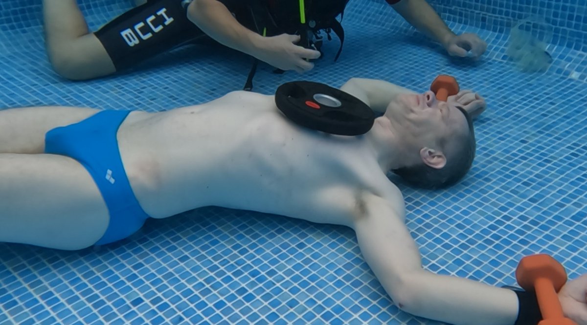 lockedtied's tweet image. When I said I needed to relax at the pool, I didn't mean on the pool bottom!

Thanks to @longspeeedos &amp;amp; @ltm2001uk for keeping me safe underwater.