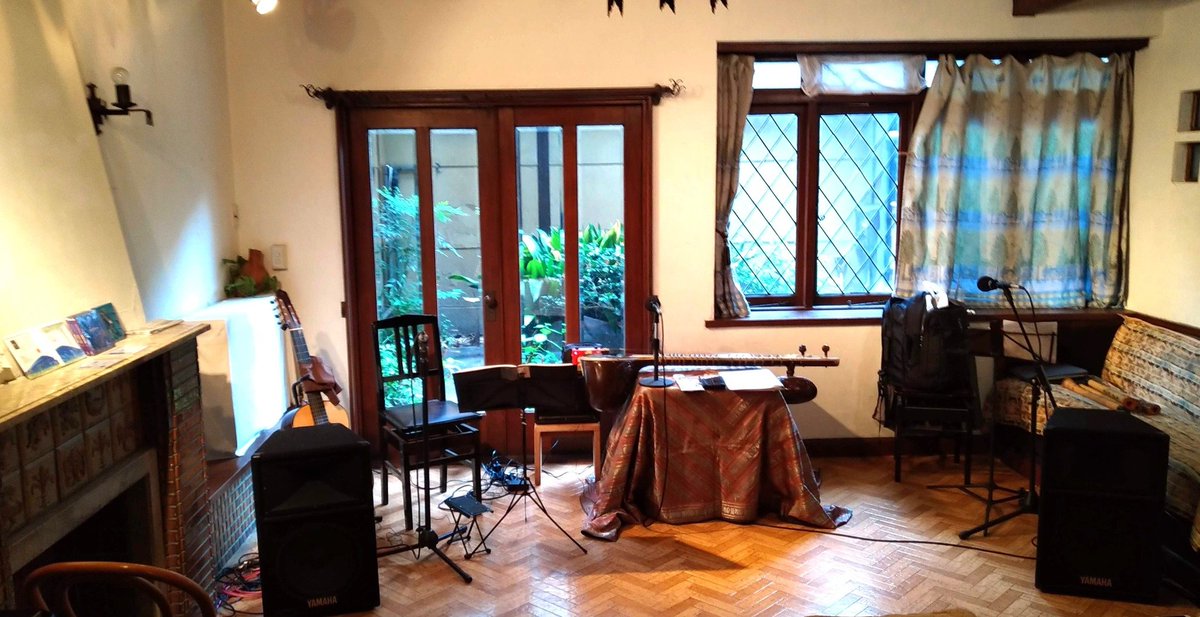 11月の「あやとる管弦團」の舞台は京都です🍁🍂🌿戦前のモダン様式の洋室が何とも落ち着く京の町屋の一室。窓辺に光さす、やさしい音の響きの空間で。シタール、ブラジル7弦ギター、尺八の3人が、それぞれの個性を響かせながら、印象的な曲をアドリブでひろげます。楽しみー🎶すごーく聴いて欲しい！