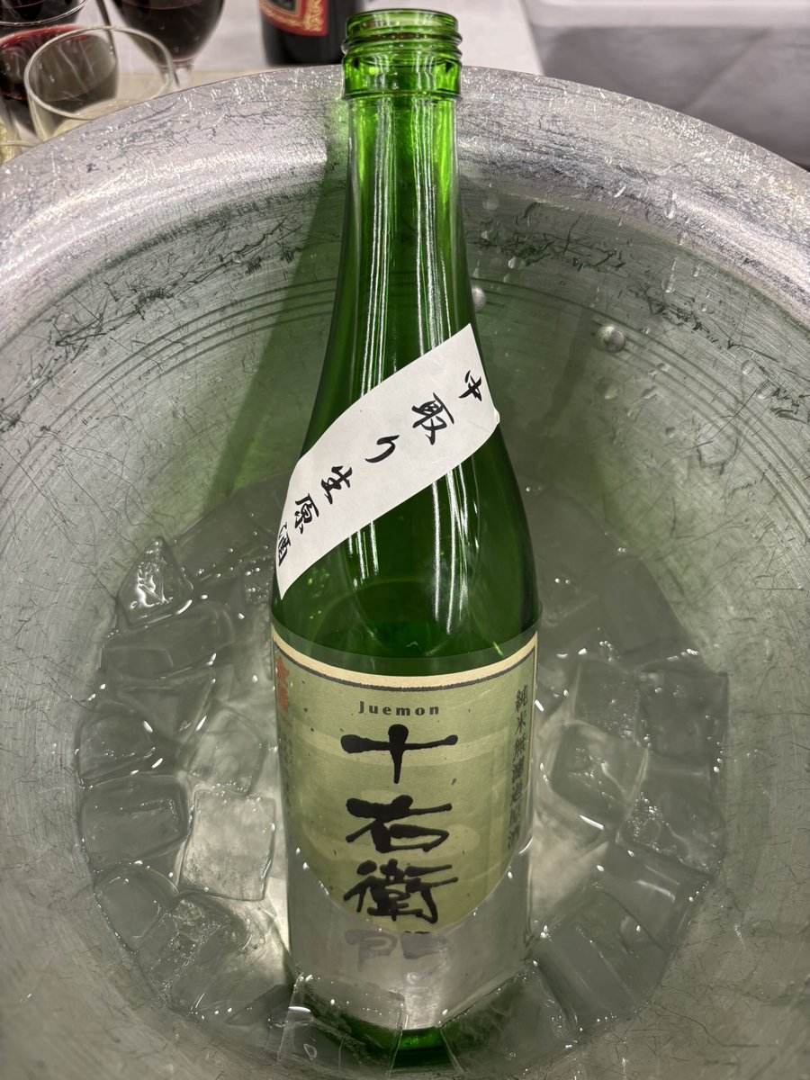 Toshi_Yoshimura's tweet photo. 「第14回日本歴史時代作家協会賞」の授賞式と受賞パーティーが、神保町にある出版クラブホールで行われ、御挨拶者の一人としてお呼びいただきました。

https://t.co/VotXZLdzXt

#日本歴史時代作家協会　#歴史時代小説　#豊島屋本店　#金婚　#白酒　#神保町　#十右衛門　#純米酒　#東都のれん会 https://t.co/fgmOVdrsVw