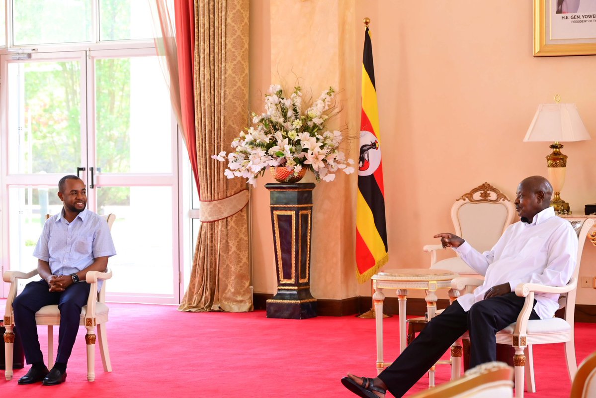 The young man seated with President Yoweri Museveni is Abdul Halim Hafidh Ameir, the son of President Samia Suluhu Hassan. He serves as the de facto head of the Tanzania Intelligence and Security Service (TISS) and is reportedly directing the notorious group known as “Watu