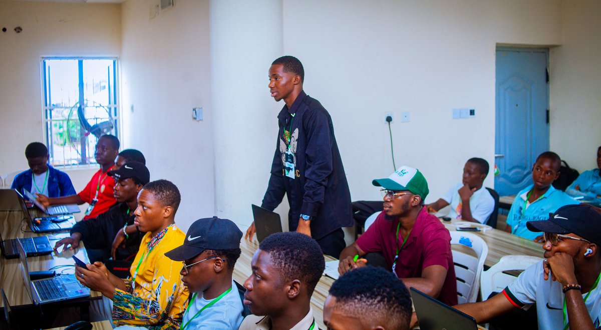 Heislyt's tweet image. Day 1 of #SuiDevWorkshopABIA was a blast🔥
It was a perfect success....
I bet you don't know the key difference between proof of work(PoW) and proof of stake (PoS)...
You still don't know why Move(Sui) is called the fastest chain...
Or how Eth smart contracts, Sol smart…