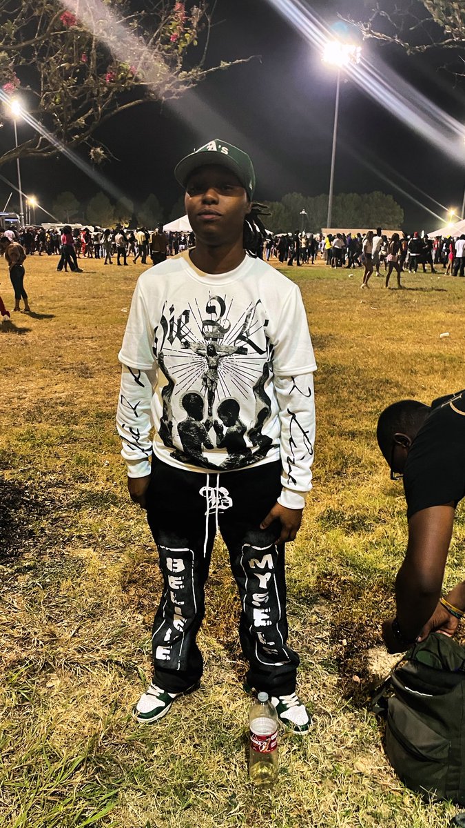 she asked me for some money .. i PAID her no attention 💚