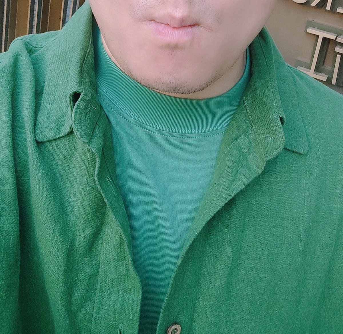 出走半生，归来仍是咽喉炎……买辣椒也不用券

当你们还在SM时，我已经是EMS，请原谅我红尘颠倒，今晚我们都是中国邮政，都爱仰起头不听命运的话。

😜