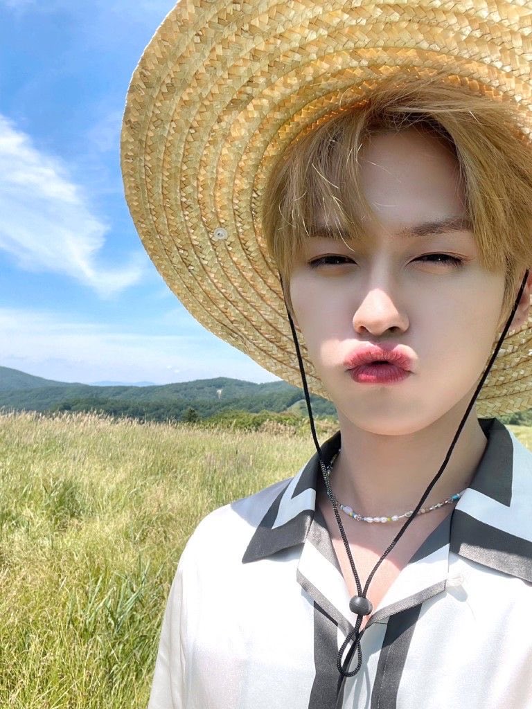 angelrachaa's tweet photo. Hat lino selca day

Late but nonetheless ( i wasn’t gon do it but i just felt like it now)
#leeknow #skz #ssd #leeknowday https://t.co/2bCUPh343J