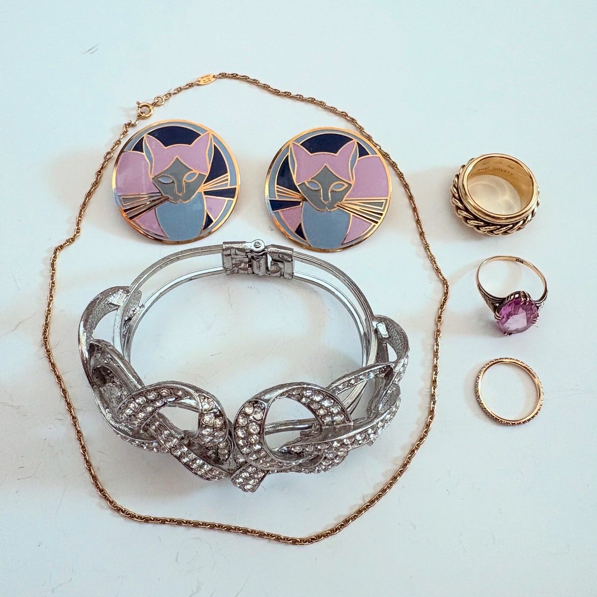 outauni's tweet image. 🍒「Cherry Coke mini」(77)🍒

ピンクの雲みたいな模様のロングシャツを着て、新製品のお披露目会にお呼ばれ🩷

歳をとると似合うようになる服やアクセサリーが出てくるの、楽しみで面白いです☺️
そういうこともあるのだぜ。

#cherrycoke #チェリーコーク #outauni #おおたうに