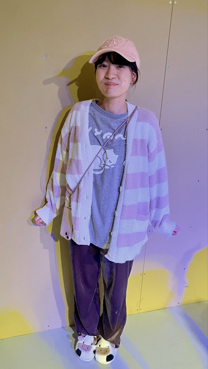 goma3822's tweet photo. #千歳烏山 の #PaperbackStudio にて #劇団人間嫌い 第1弾「#贅沢ゼロ」25日マチネを観劇しました❕
東京に憧れている複雑な異母姉妹の今時の作品。

※注目の演者は #宮内萌々花 さん…ビールが切れた時のがっくり感などを好演(^^)v
差し入れをその場で開封してcapを被って満面の笑顔素晴らしい👍 https://t.co/U8xXou2uTj