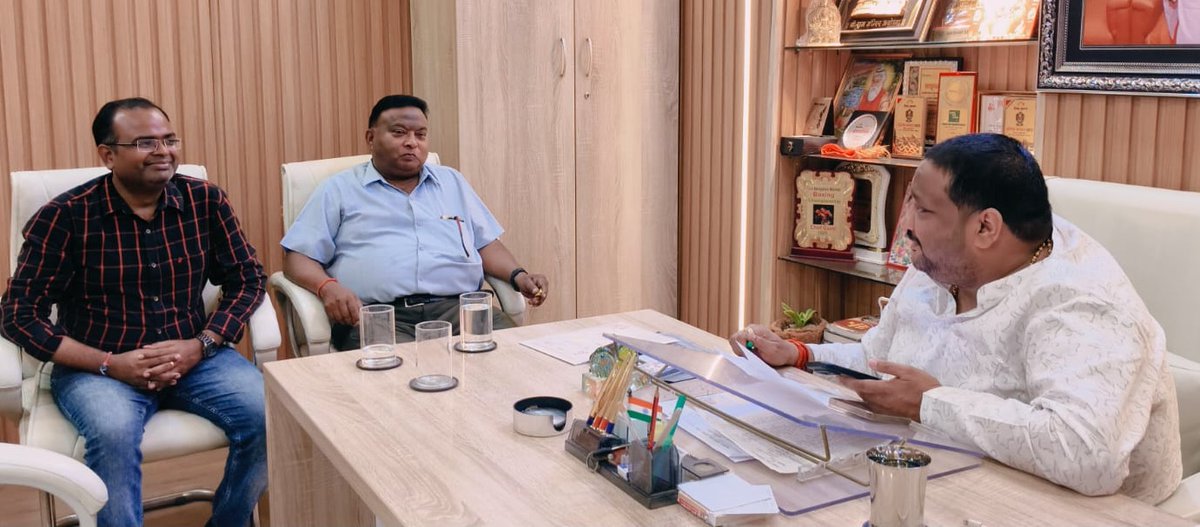 dheerusinghh's tweet image. वरिष्ठ व्यापारी एवं श्री राम मिष्ठान के स्वामी मित्र श्री अरविंद जी तथा बड़े भाई श्री घनश्याम चौहान जी ने आज नगर पालिका परिषद कार्यालय में भेंट कर दीपावली की हार्दिक शुभकामनाएँ प्रेषित कीं।

आपको एवं आपके परिवार को दीपावली की मंगलकामनाएँ। 🪔💐

@nppbalrampur #HappyDiwali