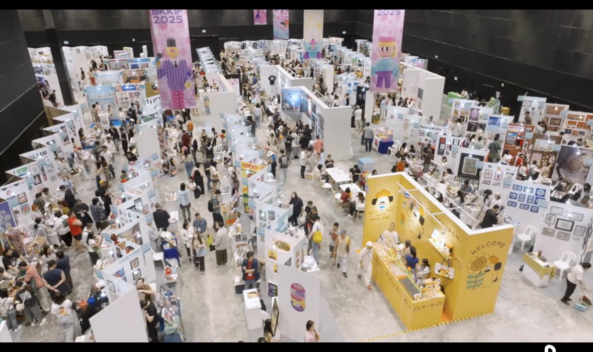 🇹🇭タイで開催中のバンコクイラストレーションフェア3日目が始まりました。今日もよろしくお願いします☺️🙏