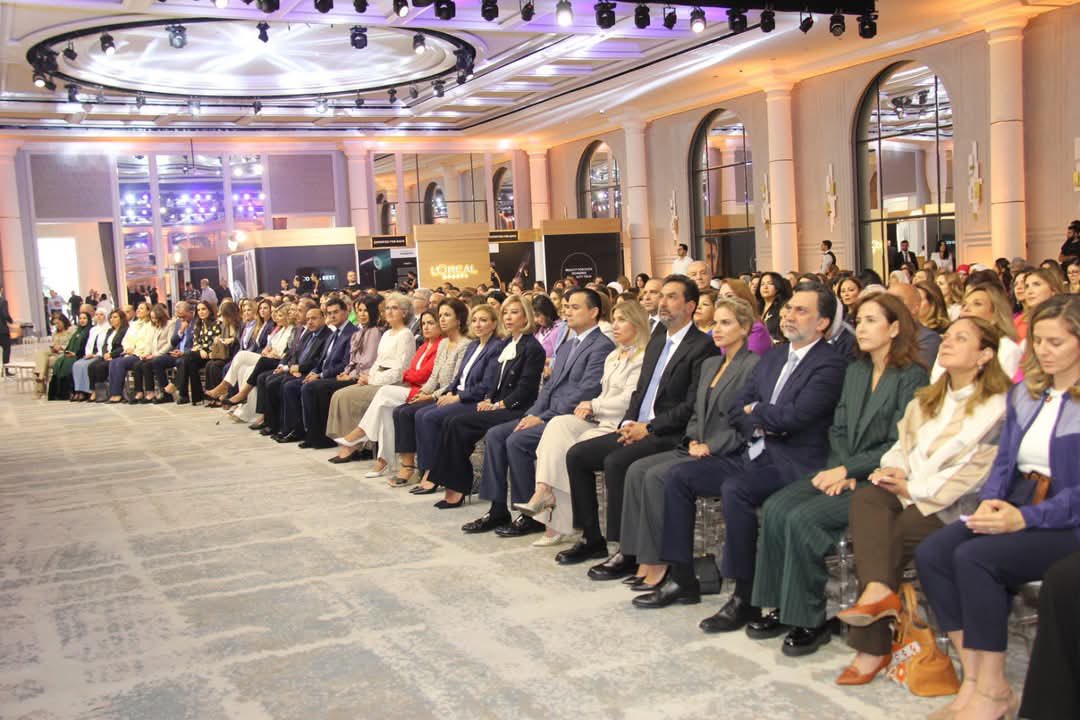 مع الوفد الاردني المشارك في المؤتمر الذي نظمته جمعية "السيدات القياديات" اللبنانية برعاية وحضور السيدة الاولى نعمت عون. وشهد المؤتمر توقيع مذكرة تفاهم بين لجنة سيدات الأعمال في غرفة تجارة عمان، ولجنة سيدات الأعمال في غرفة تجارة دمشق، وجمعية "السيدات القياديات" اللبنانية.