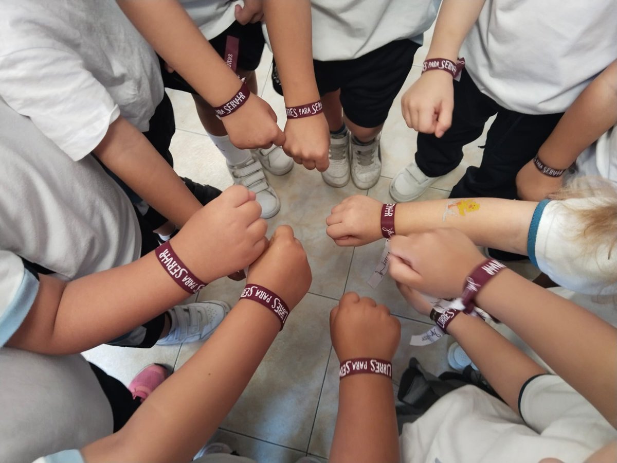 SAFAICET's tweet image. Este jueves tuvimos la Eucaristía de inicio de curso en Infantil, Primaria y Secundaria, en la que dimos gracias a Dios por ser #LibresParaServir y estrenamos nuestras nuevas pulseras de #LíneasDeFuerza. 
🙏❤️😃
#YoConSAFA @fundacionsafa @educsi @JesuitasESP @LdeFsj