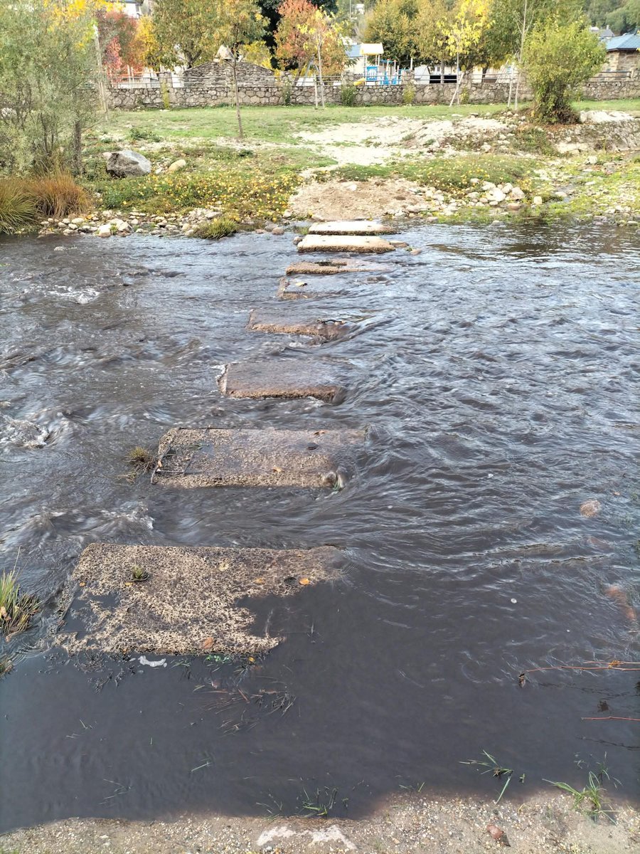 Porto_Sanabria's tweet image. Y con la lluvia de estos dias el río Bibei teñido de negro,  arrastra la ceniza de los incendios... tristeza y rabia al verlo. #Porto #AltaSanabria #incendios #Zamora