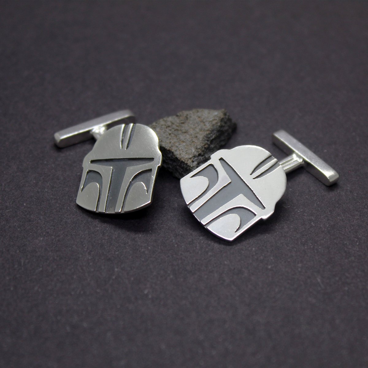Si sabes cuál es el camino... Gemelos casco #TheMandalorian en plata 925, ideales para ir elegante pero con una nota rebelde y un pelín #friki

👉 bit.ly/3MMpLT3

#plata925 #joyeríaartesanal #hechoamano #envíogratis #cufflinks #StarWars #ThisIsTheWay #Grocu