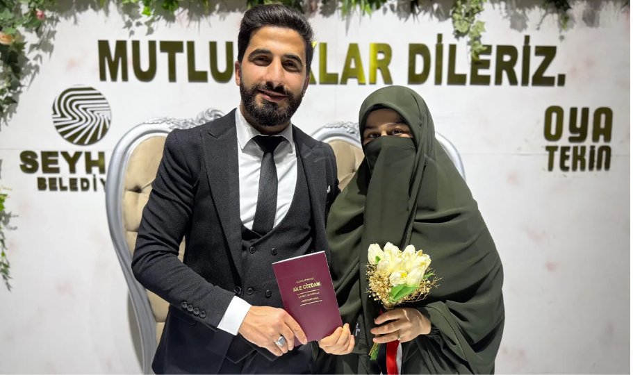 OdakTV1's tweet photo. Adana’da dünya evine giren Hamza Ayriç ve Fatimettüzzehra Öztürk çifti, sade bir nikahla evlenerek gençlere israftan uzak durma çağrısında bulundu. https://t.co/Nf9wBsl4iu