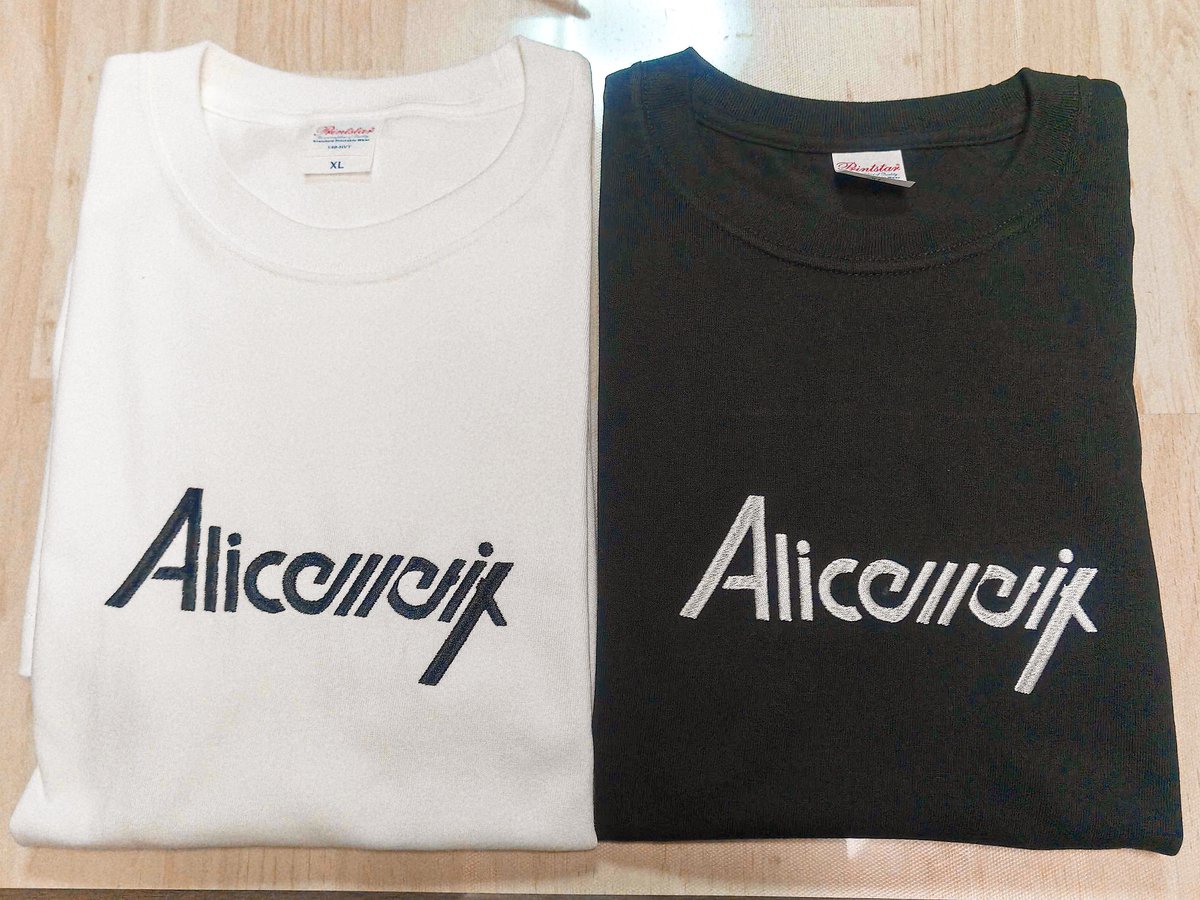 Alicemetix's tweet photo. M3は @StardropRecords I-06b にて

・新譜「総てが終焉る刻」¥1,500 
・蝦夷リスさんの
    アリスメちゃん非公式公認ステッカー ¥500
・アリスメロゴ刺繍付き
    世界で8人だけが着れる
    限定白黒TシャツXL ¥3,000
・旧譜 いろいろ

を頒布予定です。
ちゃんとしたお品書きは夜出します。 https://t.co/UM7QDjCThE