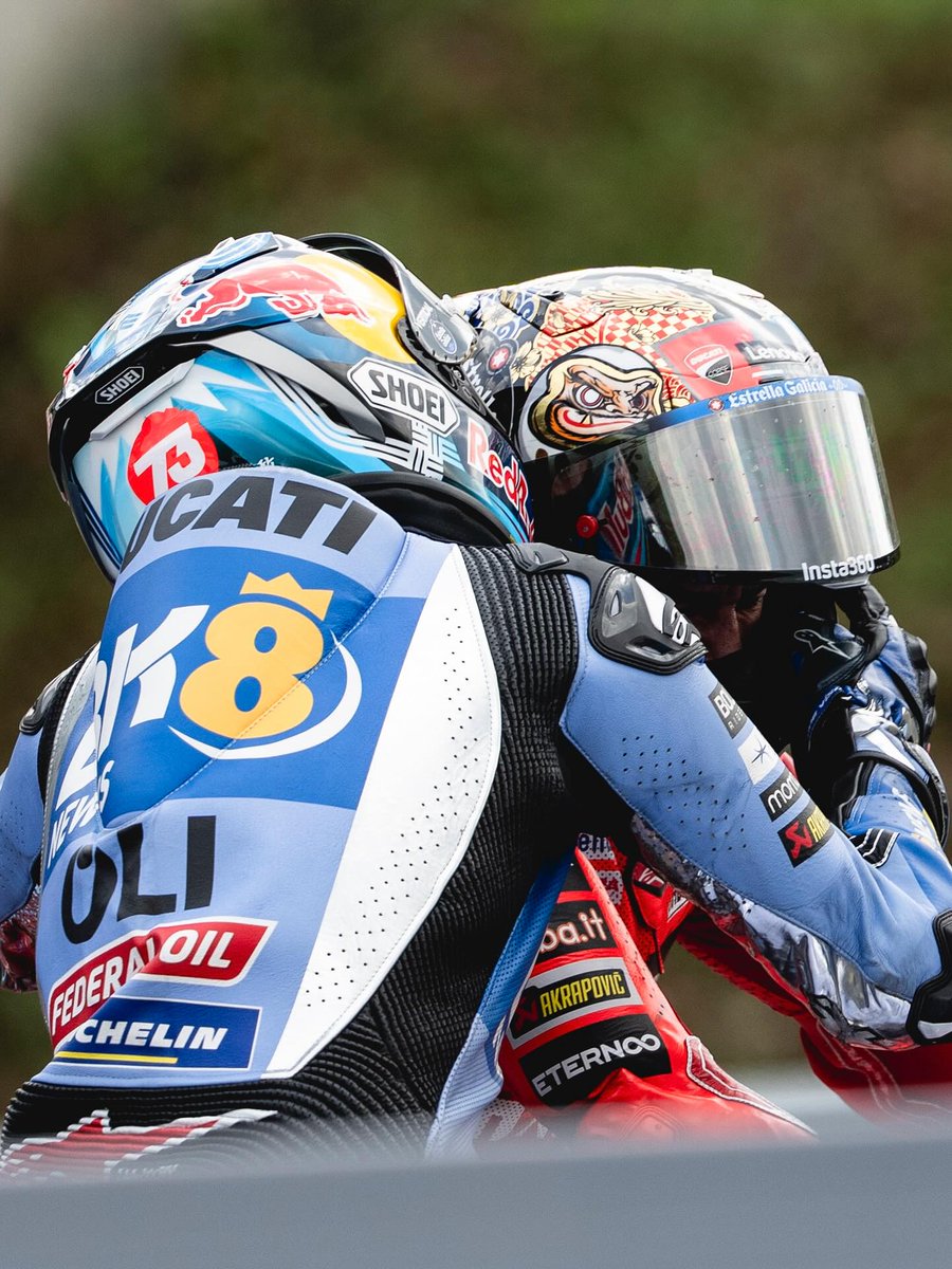 RuizSantaclara's tweet photo. Dos hermanos primero y segundo del campeonato del mundo en la categoría reina del motociclismo, el apellido Márquez, difícil uno que signifique más motociclismo que este. Qué año. https://t.co/DQNyN3c9Ho