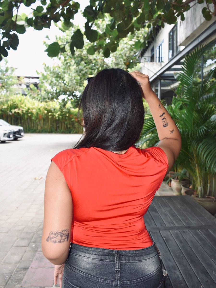 balipaperink's tweet photo. Merah-merah merooona, bikin semua mata terpanaa 😋 Asik yaaaa liat outfit simple gini tapi gak bosenin?? Iya kan, Brinks? 👀 Ya iyaaaalah, kan ada tato dari Bali Paper Ink yang bisa langsung level up your basic outfit! 😁 https://t.co/nzDfvd4UzX