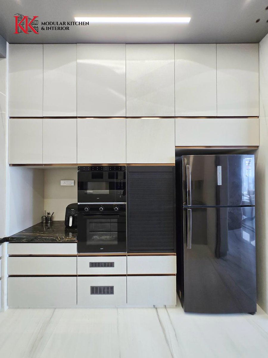 KKModularKitchn's tweet image. Smartly designed C-Shaped Modular Kitchen 
Featuring Openable Shutters, Blum Antaro Drawers, and a sleek Blum Legrabox Masala Pull-Out - crafted for ultimate convenience &amp;amp; elegance.
#kkmodularkitchen #modularkitchen #blumdrawers #kitchenstorage #smartkitchen #cshapedkitchen
