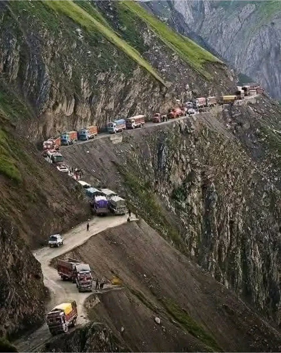 FaithNtako65514's tweet image. #SUD-#KIVU: Sous Félix Tshisekedi, les travaux de la RN5 BKV/UVIRA ont repris avec Sinohydro, atteignant #Nyangezi.
Mais la rébellion du M23, soutenue par le Rwanda, a freiné ce projet que #Kigali redoutait, car il allait renforcer l’économie congolaise et réduire sa dépendance