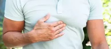 تحدث آلام فم المعدة في الجزء العلوي من البطن أسفل الضلوع، 
وتتسبب كثير من الحالات سواء المرضية أو غير المرضية في شعور المريض بهذا الألم، 
بدءًا من الإفراط في تناول الطعام إلى حدوث قرحة أو ارتجاع المريء، 
وتساعد بعض التغييرات الحياتية على تقليل الأعراض، 
لكن يجب زيارة الطبيب في