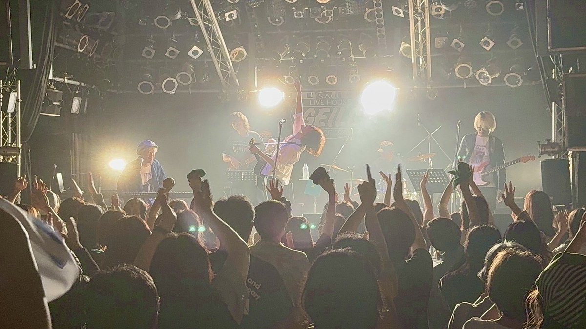 chiwataofficial's tweet photo. 前日からの続き
↓

#佐賀さいこうフェス の翌日10/19(日)は 佐賀駅北口にあるライブハウス #GEILS（#ガイルス）にて 前日のメンバーと共にバンドでのワンマンライブでした

今年に入ってライブで佐賀に帰って来たのは 5/31のチャリティーライブ『HOME』以来 ２回目のこと
バンドでのワンマンライブは 昨年のアルバム『翼』レコ発ワンマンツアー以来なので 約１年ぶり

2025年"唯一"のバンドワンマンということもあってか 全国各地からファンの方々が集まってくれました

今回のバンドワンマンは「レコ発」ではなく「単発」なものなので 新旧いろんな曲を織り交ぜたセットリストにしたいと思って 正直 めっちゃ考えました

バンドでやるからには『これは外せない！』という曲
今まで一度もバンドではやったことのない曲や1〜2回しかやったことのない曲
僕を含めた今回の５人編成のバンドだからこそやりたい曲

挙げればキリが無いんですが アンコールも含めて何とか2時間半に収まりました💦

ていうか
話したい事が有りすぎて時間が足りないんじゃーーー!!
来年は 本編の途中に「トークコーナー」を30分ぐらい作ろうか？と考えるほど 面白いネタがテンコ盛りだったのです😊

それにしても
やっぱり
バンドでやれるのは最高に楽しいですね！
アドレナリン 出まくりました〜💪
キャラも壊れました〜😰
でも
今 僕が持っているモノすべてを出し切れたような清々しさが確実に感じられた 今回のバンドワンマンでした

佐賀
九州
そして全国から駆けつけてくれたみんな
一緒にアノ盛り上がりを作ってくれて本当にありがとう!!
ガバい幸せな時間でしたよ😊

＜メンバー＞
・小島英雄
（こじまーーー"ひ！で！お！"）
・西原浩
（にしはらーーー"ひ！ろ！し！"）
・サトウダイ
（さとうーーー"だ！い！ちゃ〜ん！"）
・ミヤケリョウ
（みやけりょーーう"ば！す！たー！"）

※"     " の中の掛け声を皆さん覚えておいてね！

メンバーのみんなも いつもありがとう！

ガイルスのスタッフさんも いつもありがとう！

手伝いに来てくれた親友も仲間たちも ありがとね

また来年もやるけんねーーー！

以上
佐賀2daysの振り返りでした😊
ワンマンの感想などあったらコメントいただけると励みになりまーす!!

さっ！
明日(10/26)は名古屋でライブ2本ですよーーー!!

イオン八事にて11:50からフリーライブ!!

そして17:30からMusic Bar Perch
（名古屋市中区千代田3-15-19メゾン千代田B1F）
にて「うたまろ」とのツーマンライブ!!
１時間ほどゆったり唄えるので是非ぜひ遊びに来て下さい！
お待ちしてます😊

ではまた👋

#デジモン
#バタフライ
#butterfly
#金色のガッシュ
#カサブタ
#千綿ヒデノリ