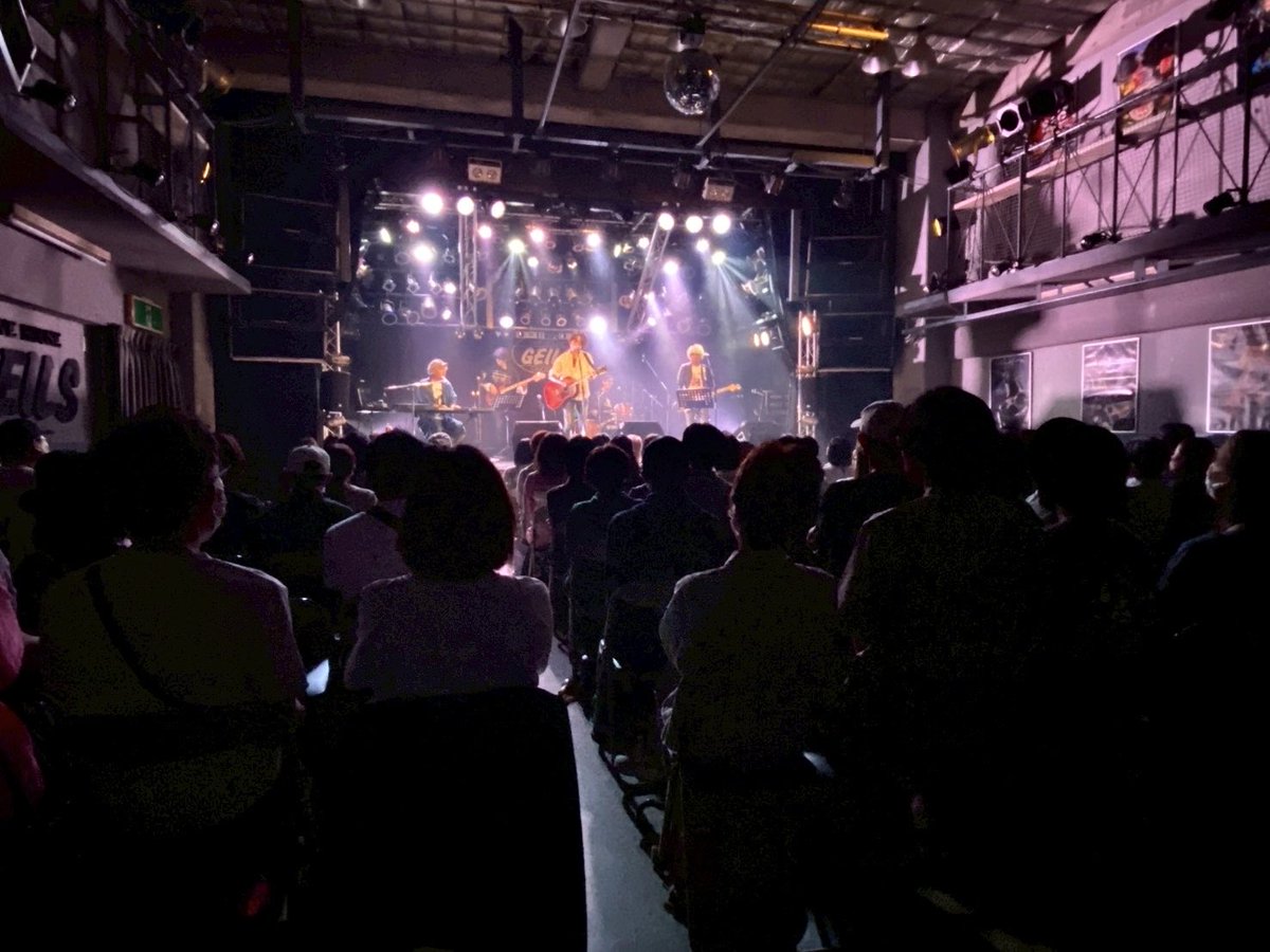 chiwataofficial's tweet photo. 前日からの続き
↓

#佐賀さいこうフェス の翌日10/19(日)は 佐賀駅北口にあるライブハウス #GEILS（#ガイルス）にて 前日のメンバーと共にバンドでのワンマンライブでした

今年に入ってライブで佐賀に帰って来たのは 5/31のチャリティーライブ『HOME』以来 ２回目のこと
バンドでのワンマンライブは 昨年のアルバム『翼』レコ発ワンマンツアー以来なので 約１年ぶり

2025年"唯一"のバンドワンマンということもあってか 全国各地からファンの方々が集まってくれました

今回のバンドワンマンは「レコ発」ではなく「単発」なものなので 新旧いろんな曲を織り交ぜたセットリストにしたいと思って 正直 めっちゃ考えました

バンドでやるからには『これは外せない！』という曲
今まで一度もバンドではやったことのない曲や1〜2回しかやったことのない曲
僕を含めた今回の５人編成のバンドだからこそやりたい曲

挙げればキリが無いんですが アンコールも含めて何とか2時間半に収まりました💦

ていうか
話したい事が有りすぎて時間が足りないんじゃーーー!!
来年は 本編の途中に「トークコーナー」を30分ぐらい作ろうか？と考えるほど 面白いネタがテンコ盛りだったのです😊

それにしても
やっぱり
バンドでやれるのは最高に楽しいですね！
アドレナリン 出まくりました〜💪
キャラも壊れました〜😰
でも
今 僕が持っているモノすべてを出し切れたような清々しさが確実に感じられた 今回のバンドワンマンでした

佐賀
九州
そして全国から駆けつけてくれたみんな
一緒にアノ盛り上がりを作ってくれて本当にありがとう!!
ガバい幸せな時間でしたよ😊

＜メンバー＞
・小島英雄
（こじまーーー"ひ！で！お！"）
・西原浩
（にしはらーーー"ひ！ろ！し！"）
・サトウダイ
（さとうーーー"だ！い！ちゃ〜ん！"）
・ミヤケリョウ
（みやけりょーーう"ば！す！たー！"）

※"     " の中の掛け声を皆さん覚えておいてね！

メンバーのみんなも いつもありがとう！

ガイルスのスタッフさんも いつもありがとう！

手伝いに来てくれた親友も仲間たちも ありがとね

また来年もやるけんねーーー！

以上
佐賀2daysの振り返りでした😊
ワンマンの感想などあったらコメントいただけると励みになりまーす!!

さっ！
明日(10/26)は名古屋でライブ2本ですよーーー!!

イオン八事にて11:50からフリーライブ!!

そして17:30からMusic Bar Perch
（名古屋市中区千代田3-15-19メゾン千代田B1F）
にて「うたまろ」とのツーマンライブ!!
１時間ほどゆったり唄えるので是非ぜひ遊びに来て下さい！
お待ちしてます😊

ではまた👋

#デジモン
#バタフライ
#butterfly
#金色のガッシュ
#カサブタ
#千綿ヒデノリ