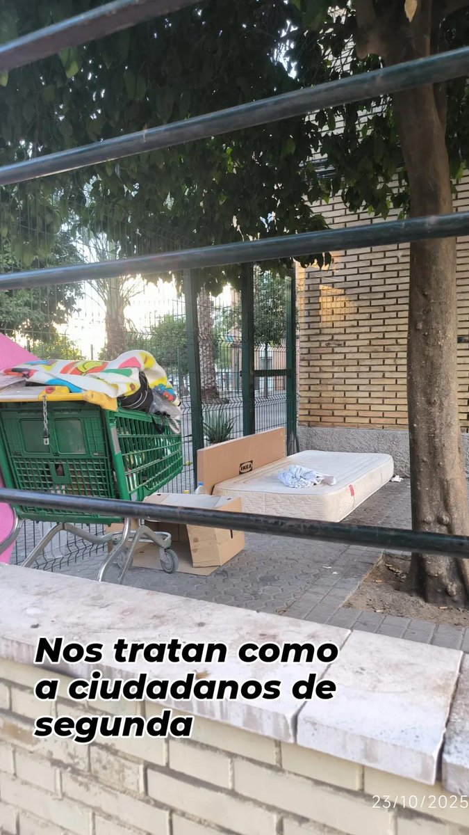 Otro día más, nuestras calles están llenas de basura.

Esto no estaría así si este fuera un barrio donde viviesen nuestros políticos.

Nos tratan como a ciudadanos de segunda.