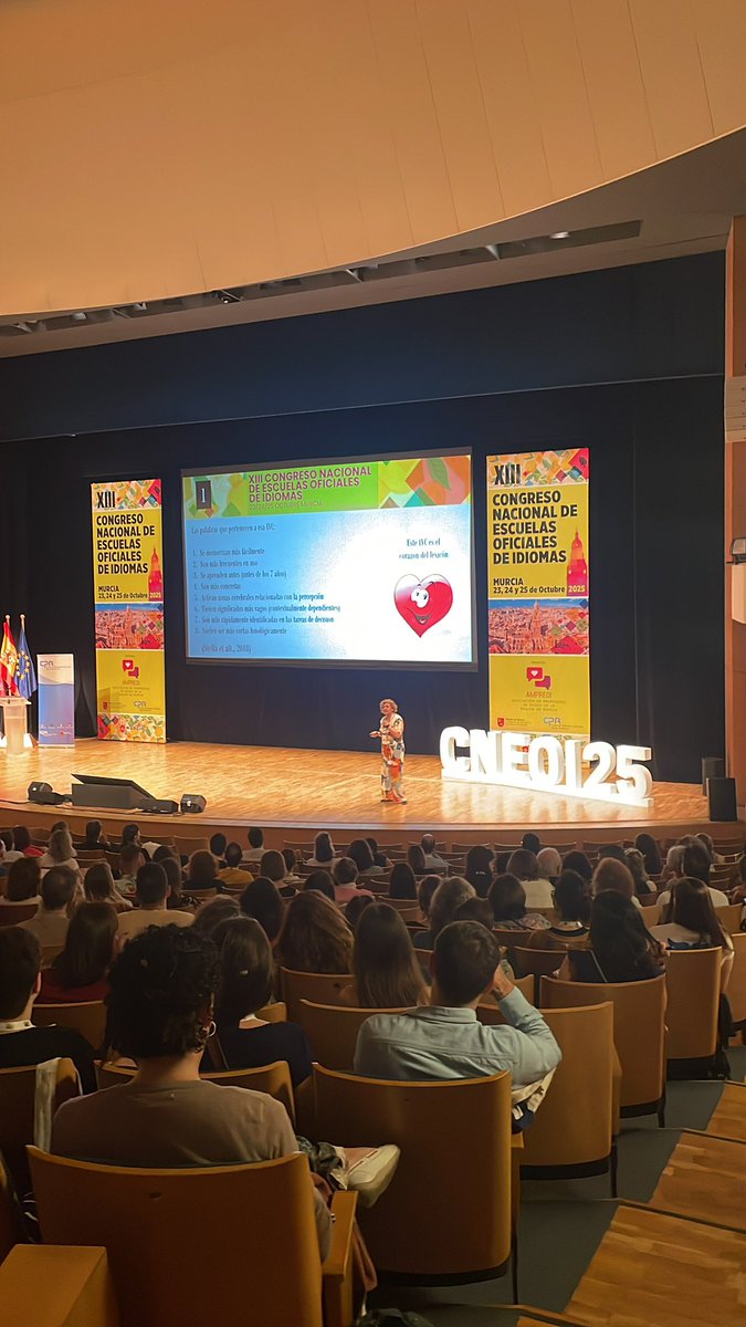 “Estoy a tres de Chomsky”. Qué interesante #mamenhorno y su plenaria sobre #psicolingüística <a href="/AMPREOI/">AMPREOI</a> #xiiicongresonacional