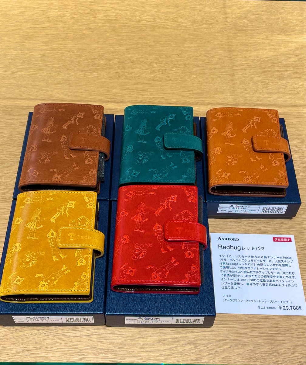 Itoya_Umeda's tweet photo. 阪急うめだ本店10階で開催中の
#スークペタぺたポンぽんLAB.2025
イベントにあわせて、大人気の
#Redbug と #ASHFORD がコラボした
伊東屋限定システム手帳
「アリス」が入荷しました!
#ミニ5穴 のサイズもこの色合いも
とってもキュート❤️
使うたびに表情が変わり、自分だけの経年変化を楽しめます✨ https://t.co/9f0scG3ime