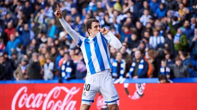 andoniotxo_'s tweet photo. La vida es eso que transcurre entre cada beso de Mikel al escudo.

Porque compartes la razón vital de todos nosotros.

Ser en la #RealSociedad.

𝐁𝐞𝐭𝐢 𝐳𝐮, 𝐌𝐢𝐤𝐞𝐥 https://t.co/BUPbyAZDxT