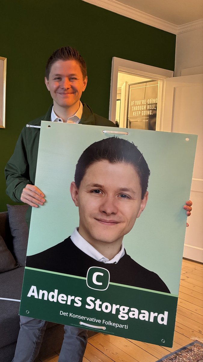 Om lidt skal plakaterne op og hænge 💚 

Spørger du mig, så er valgkampe en fest for demokratiet og plakaterne oppyntningen. 

Mange bliver først for alvor opmærksom på valget, når plakaterne hænger i byen.

Jeg ved godt mange hader plakater, men jeg elsker dem. #dkpol #dkmedier
