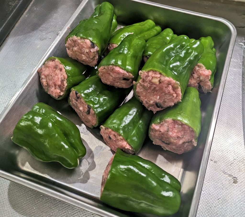 ピーマンの肉詰めを量産中。