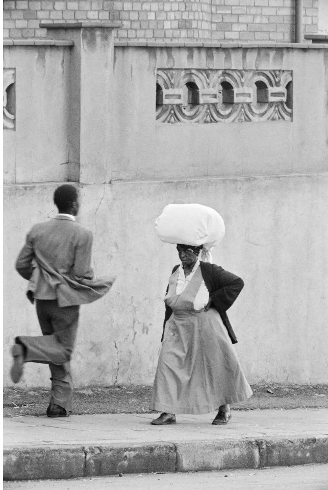 History ZAR (@historysazar) on Twitter photo Anna Lebako, a washerwoman from Soweto carrying laundry to a white suburban family, Harrow Road, 1961. Photo by David Goldblatt Anna Lebako, a washerwoman from Soweto carrying laundry to a white suburban family, Harrow Road, 1961. Photo by David Goldblatt