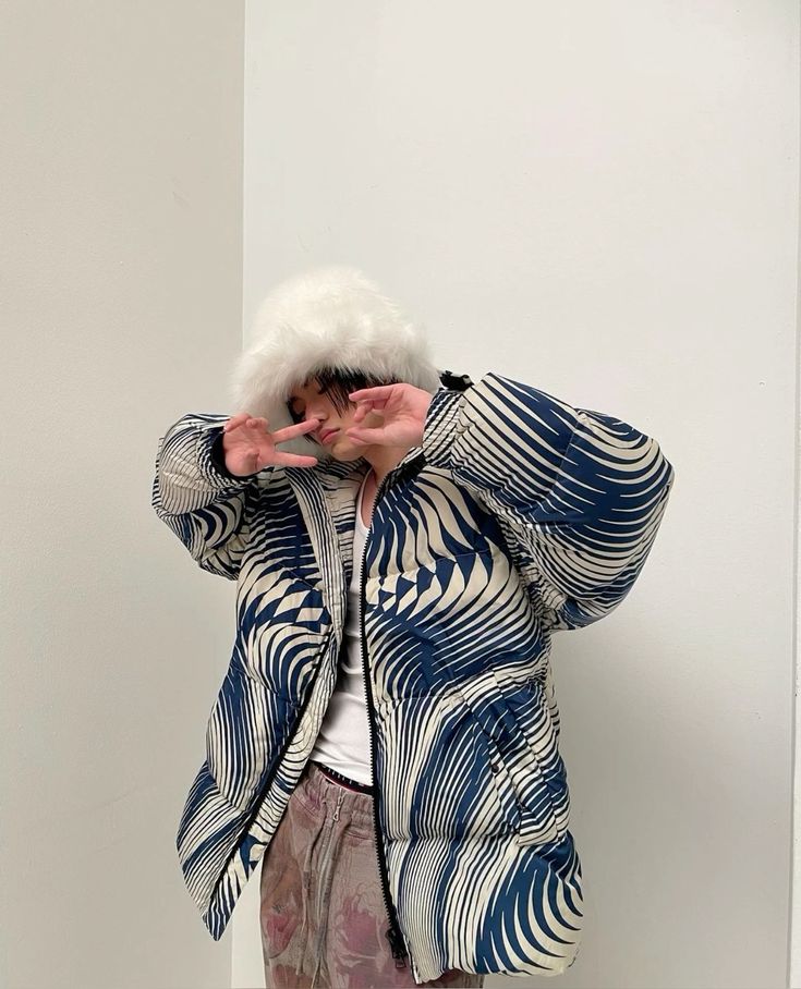 Jongyooen's tweet image. stuck in the corner? nah, just chillin’ with the cold vibes and loud fit big jacket energy, baggy pants talkin’ — no rules, just pure vibe. drip so relaxed it bends the walls. #StreetFlow #ColdSeasonMood #StayLoose