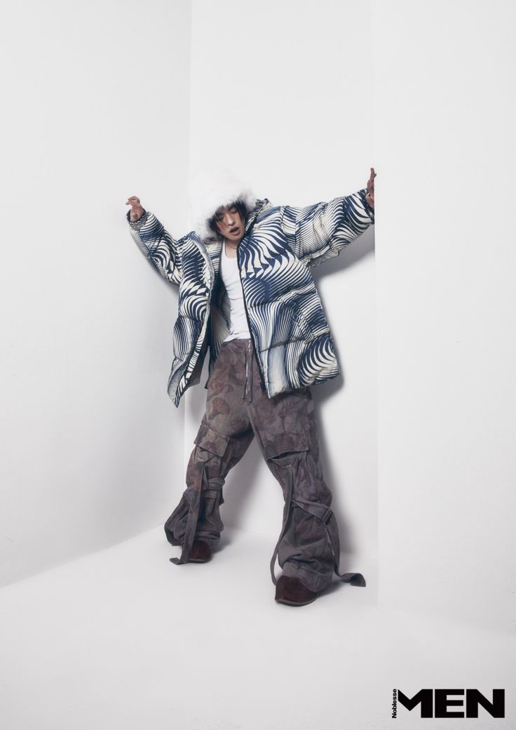 Jongyooen's tweet image. stuck in the corner? nah, just chillin’ with the cold vibes and loud fit big jacket energy, baggy pants talkin’ — no rules, just pure vibe. drip so relaxed it bends the walls. #StreetFlow #ColdSeasonMood #StayLoose