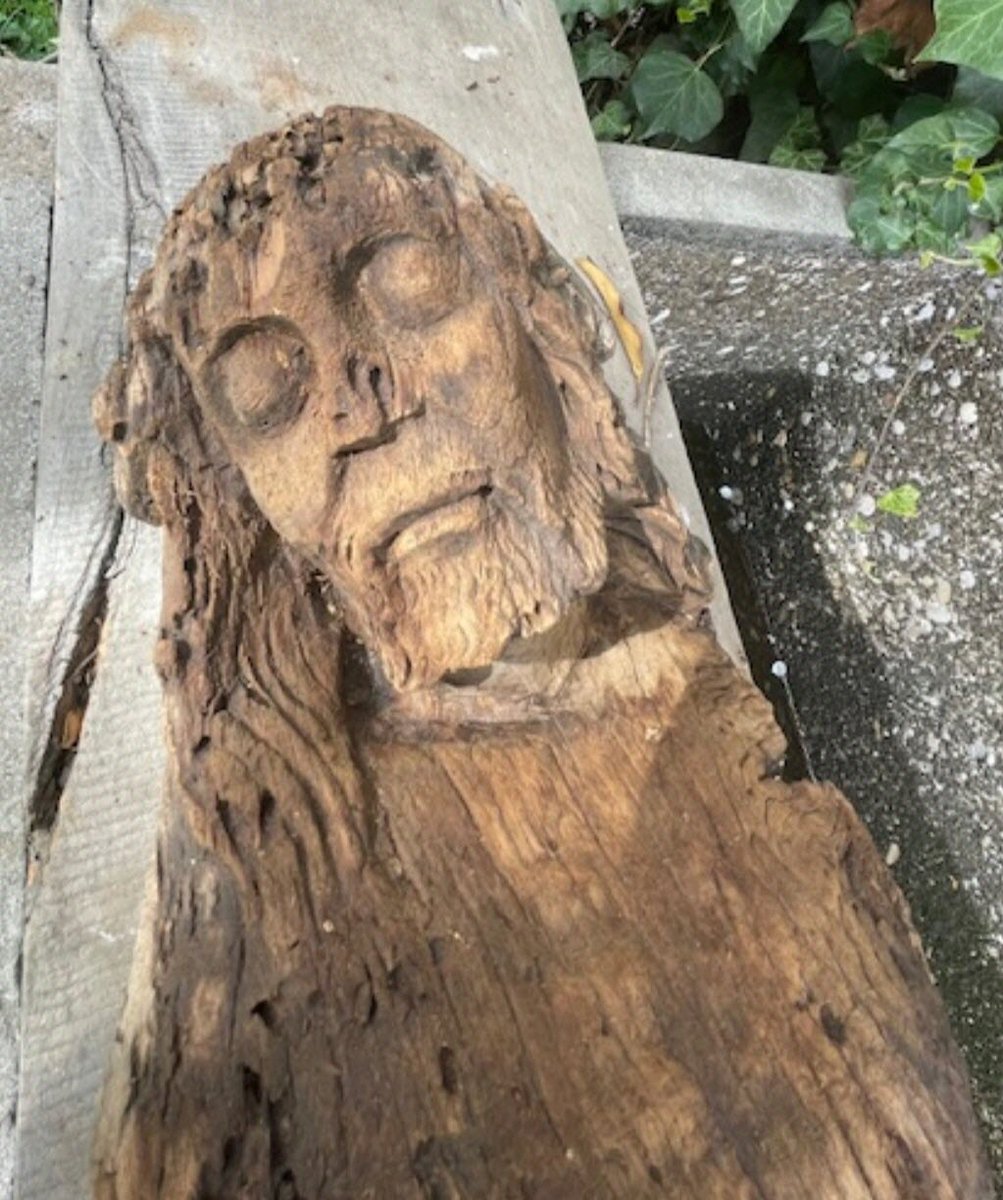 lechochretien's tweet image. 🪵✝️ FLASH | À Langon, en Savoie, une statue en bois du Christ a été REPÊCHÉE au fond d’une benne.

Datée du XVIᵉ siècle, cette œuvre en bois de châtaignier est MUTILÉE de ses bras et de ses pieds et PRIVÉE de sa couronne d’épines.

La statue TROUVERA bientôt sa place à l’église…
